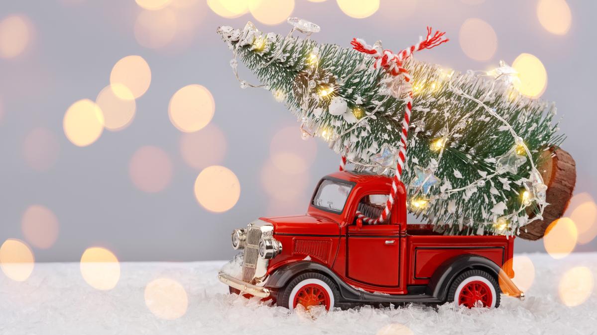 Red truck with Christmas tree 