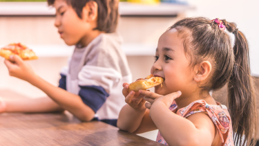 Kid's eating pizza